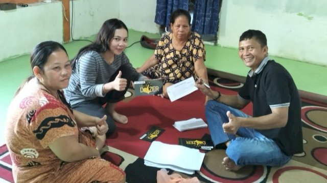 Para relawan DTDC (door to door campaign) Tim Dozer di seluruh Sulawesi Selatan melakukan kunjungan dari rumah ke rumah pada Sabtu (21/9/2024). (Foto: Istimewa)