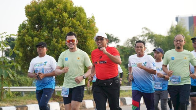 General Manager PLN UID Sulselrabar, Budiono beserta segenap pelari dalam acara PLN Mobile Sulbar Run 2024 di Kabupaten Mamuju, Sabtu (21/9/2024). (Foto: Istimewa)