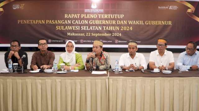 Ketua KPU Sulsel, Hasbullah (tengah) didampingi para komisioner lainnya saat rapat pleno tertutup penetapan dua pasangan calon Gubernur dan Wakil Gubernur Sulsel di Hotel Claro, Makassar, Minggu (22/9/2024). (Foto: Istimewa)