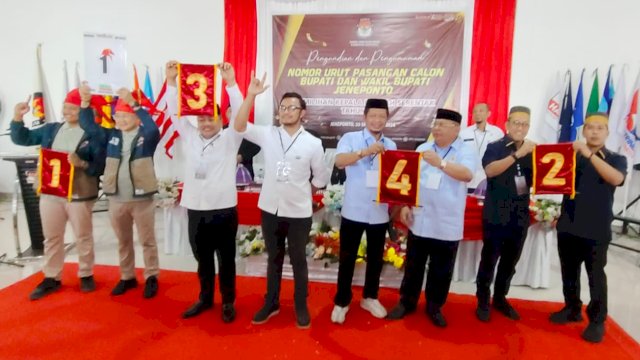 Empat pasangan calon kontestan Pilkada Jeneponto 2024 memperlihatkan nomor urutnya masing-masing. (Foto: Istimewa)