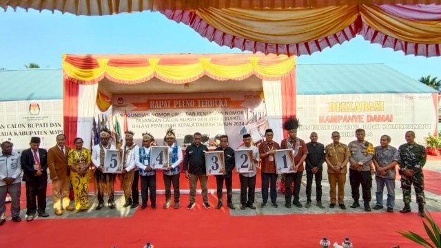 Lima pasangan calon peserta Pilkada Mappi tahun 2024 berfoto bersama dengan nomor urutnya masing-masing. (Foto: Hendrik/republiknews.co.id)