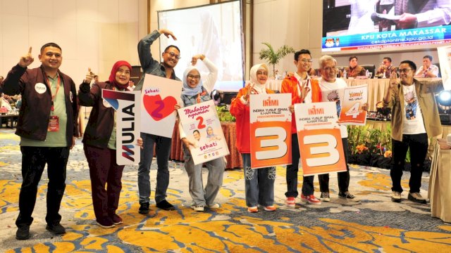 Empat pasangan calon kontestan Pilwalkot Makassar 2024 berfoto bersama dengan nomor urutnya masing-masing. (Foto: Istimewa)