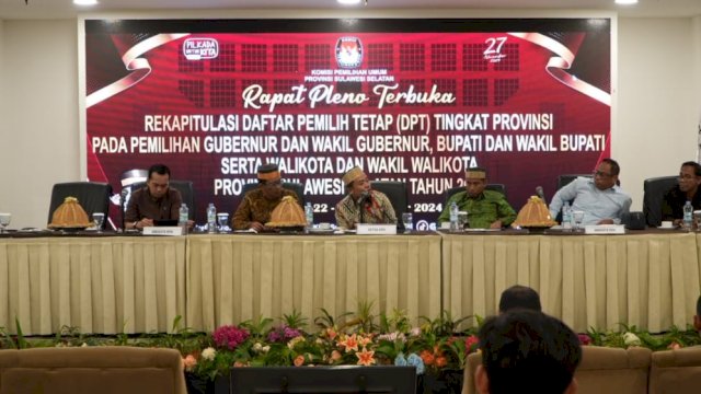 Rapat pleno terbuka KPU Sulsel dengan agenda rekapitulasi penetapan DPT Sulsel di Hotel Claro, Makassar, Minggu (22/9/2024). (Foto: Istimewa)