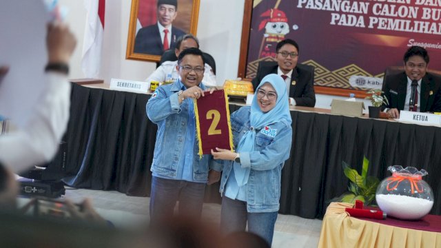 Pasangan calon bupati dan wakil bupati Gowa, Husniah Talenrang-Darmawangsyah Muin mendapat nomor urut 2 saat pengundian yang digelar KPU Gowa, Senin (23/9/2024) malam. (Foto: Istimewa)