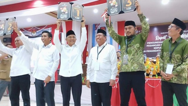 Tiga pasangan calon yang bakal bertarung di Pilkada Selayar 2024 berfoto dengan nomor urutnya masing-masing. (Foto: Istimewa)