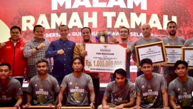 Andi Sudirman Sulaiman saat menjabat sebagai Gubernur Sulsel memberikan bonus apresiasi kepada PSM Makassar saat menjadi juara BRI Liga 1 musim 2022/2023. (Foto: Istimewa)