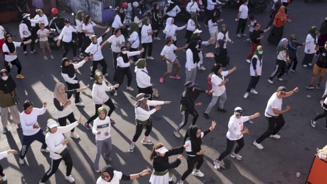 Pendukung ANH-TQ Gelar Senam Zumba di Jalan Mattirotasi