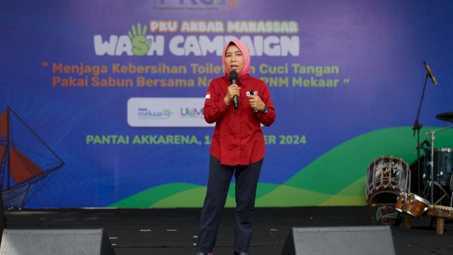 OJK Sulselbar saat memberika edukasi keuangan di sela-sela Pengembangan Kapasitas Usaha (PKU) Akbar yang digelar PNM, di Lapangan Kawasan Pantai Akkarena, Jalan Metro Tanjung Bunga, kemarin. (Dok. Humas OJK Sulselbar)