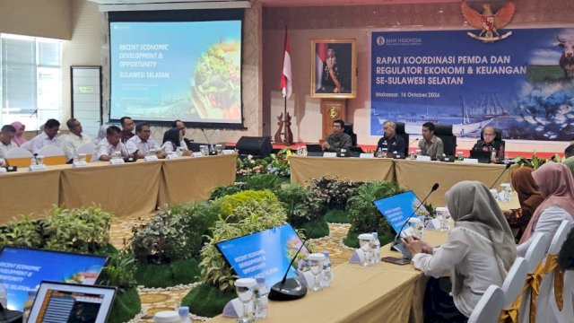 Bank Indonesia Sulawesi Selatan bersama pemerintah daerah hingga stakeholder terkait saat melakukan pertemuan melalui Rapat Koordinasi, di Ruang Baruga Phinisi, Kantor BI Sulsel, Kamis (17/10/2024). (Dok. BI Sulsel)