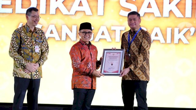 Bupati Gowa Adnan Purichta Ichsan (kiri) saat menerima Penghargaan SAKIP Pemkab Gowa Predikat BB dari Menteri PAN-RB RI Abdullah Azwar Anas, di sela-sela SAKIP Award 2024, di Grand Ballroom Birawa, Hotel Bidakara Jakarta, Rabu (02/10/2024). (Dok. Humas Gowa)