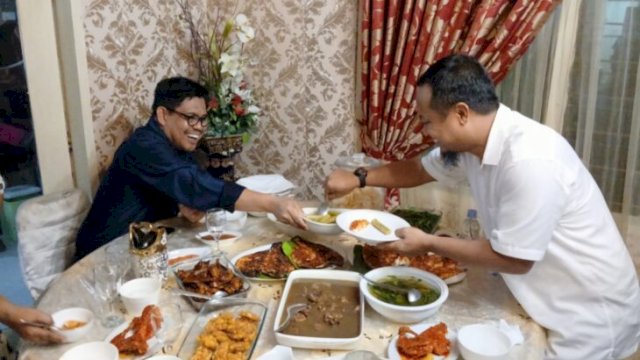 Calon Gubernur Sulawesi Selatan, Andi Sudirman Sulaiman dijamu makan siang tokoh masyarakat Bulukumba, Andi Edy Manaf. [Foto: IST]