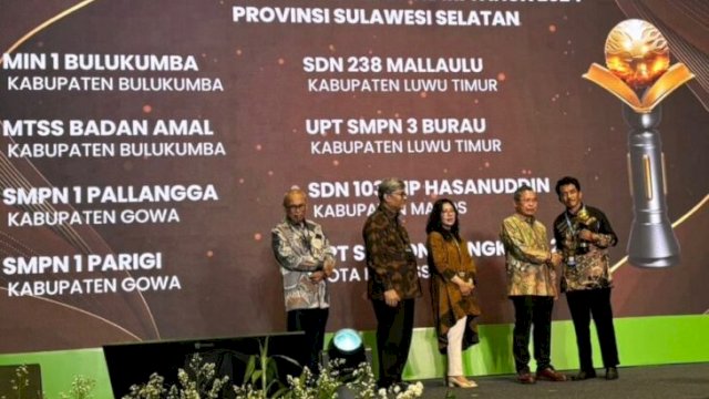 11 sekolah di Bulukumba terima penghargaan Adiwiyata. [Foto: IST]