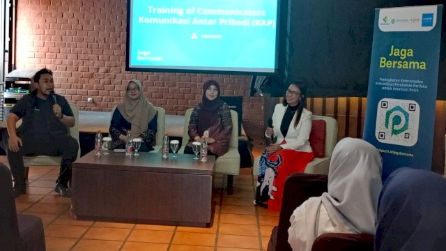 (Dari kiri ke kanan) Direktur Eksekutif Portkesmas dr Basra Amru, Kepala Bidang Pencegahan dan Pengendalian Penyakit, Dinkes Makassar dr Andi Mariani, Analis Monitoring dan Evaluasi Dinas Pendidikan Makassar Andi Asma, dan Spesialis Perubahan Perilaku UNICEF Indonesia, Rizky Ika Syafitri saat menjadi pembicara pada Pelatihan Komunikator Kesehatan untuk imunisasi HPV, di Hotel Santika Makassar, Kamis, (03/10/2024). (Dok. Chaerani/Republiknews.co.id)