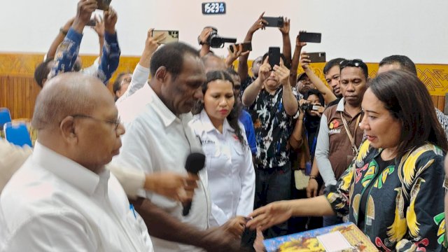 Penyerahan berkas pendaftaran calon pengganti Wakil Gubernur Papua Selatan dari Paslon Darius Gewilon Gebze-Yusak Yaluwo kepada Ketua KPU Papua Selatan, Theresia Mahuze. (Foto: Hendrik Resi / Republiknews.co.id)