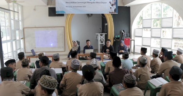 YBM PLN Beri Bantuan Alat Tulis, Dukung Ponpes DDI ABRAD Terus Berprestasi