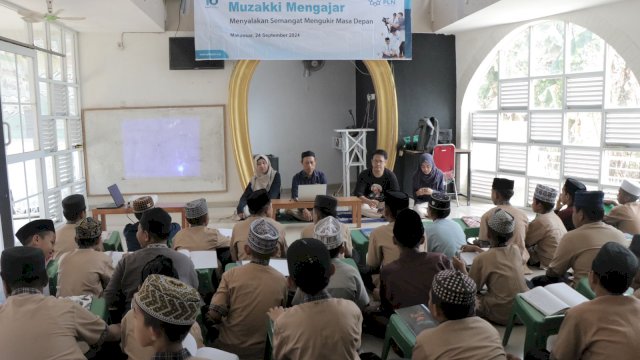 Yayasan Baitul Maal (YBM) PLN UIP Sulawesi saat melakukan kunjungan ke Pondok Pesantren Darul Al Da’wah Wa Al Irsyad (DDI) ABRAD, Jumat, (04/10/2024). (Dok. Humas PLN UIP Sulawesi)