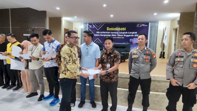 Ket : Perwakilan Rutan Malino saat menerima penghargaan 