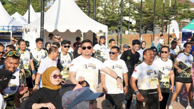 Bupati Gowa Adnan Purichta Ichsan saat menghadiri Adhyaksa Gowa Fun Run, di RTH Syekh Yusuf, Minggu, (06/10/2024). (Dok. Humas Gowa)