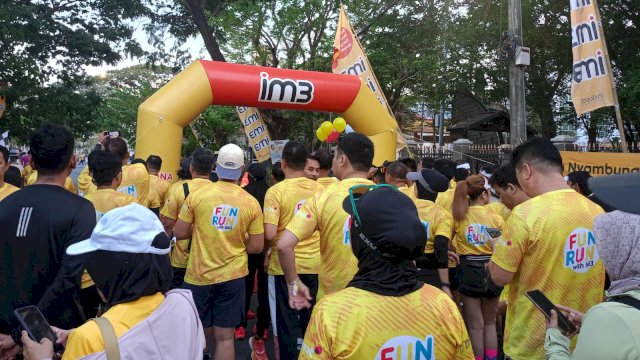 Ratusan peserta saat ikut meramaikan Fun Run IM3 yang digelar Indosat Ooredoo Hutchison di Makassar, Minggu, (06/10/2024). (Dok. Chaerani/Republiknews.co.id)