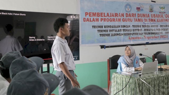 YBM PLN UIP Sulawesi saat memberikan edukasi kepada jajaran siswa SMK Kartika XX-1 untuk berani melawan korupsi. (Dok. Humas PLN UIP Sulawesi)