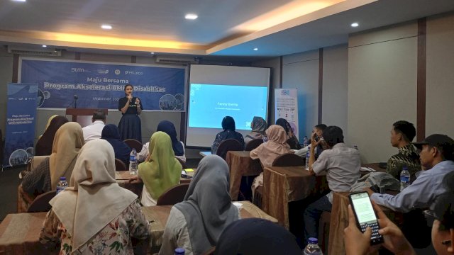 Co-Founder Alunjiva Indonesia Fanny Efrita saat menyampaikan sambutan pembukaan pada Pelatihan Kewirausahaan kepada UMKM Penyandang Disabilitas di wilayah Mamminasata, di Hotel Day & Night Makassar, Senin, (07/10/2024). (Dok. Chaerani/Republiknews.co.id)
