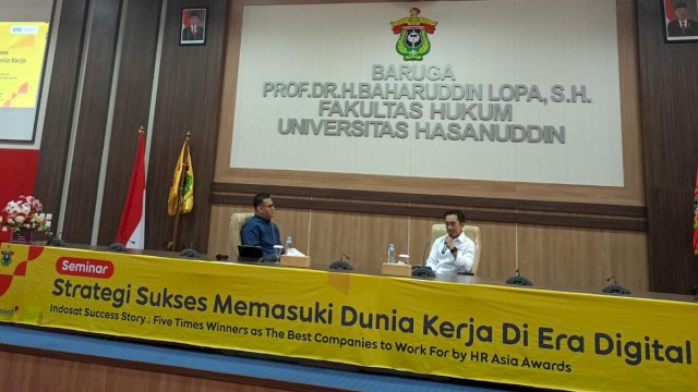 Director & Chief Human Resource Indosat Ooredoo Hutchison (IOH) Irsyad Sahroni saat mengisi Seminar Strategi Sukses Memasuki Dunia Kerja di Era Digital, di Baruga Prof. Dr. H. Baharuddin Lopa,SH, Fakultas Hukum, Universitas Hasanuddin Makassar, Senin, (07/10/2024). (Dok. Chaerani/Republiknews.co.id) 