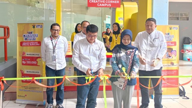 EVP Head of Circle Kalimantan Sulawesi Maluku dan Papua Indosat Ooredoo Hutchison, Swandi Tjia didampingi jajaran Indosat saat meresmikan Creative Corner IM3, di Kampus Unhas, Senin, (07/10/2024). (Dok. Chaerani/Republiknews.co.id) 