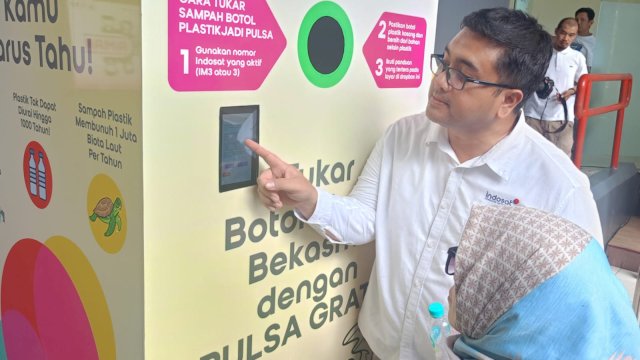 AVP CSR Environment & Phylanthrophy Indosat Ooredoo Hutchison Mahfudz Marzuki saat memberikan demonstrasi dalam penggunaan layanan sampah plastik menjadi pulsa, di Kudapan BNI Unhas, Jalan Perintis Kemerdekaan, Senin, (07/10/2024). (Dok. Chaerani/Republiknews.co.id)