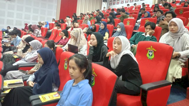 Sejumlah mahasiswa dari berbagai fakultas di Universitas Hasanuddin Makassar saat mengikuti Seminar Strategi Sukses Memasuki Dunia Kerja di Era Digital yang digelar Indosat Ooredoo Hutchison (Indosat), di Baruga Prof. Dr. H. Baharuddin Lopa,SH, Fakultas Hukum, Senin, (07/10/2024). (Dok. Chaerani/Republiknews.co.id)