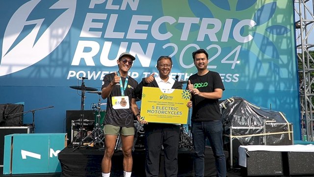PT PLN (Persero) menyerahkan lima unit motor listrik kepada lima pengemudi ojol prasejahtera di ajang PLN Electric Run 2024 di Scientica Park, Gading Serpong, Tangerang, Minggu (6/10/2024). (Dok. Humas PLN UIP Sulawesi)