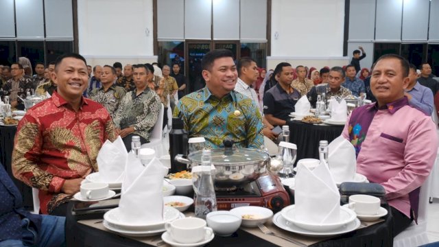 Bupati Gowa, Adnan Purichta Ichsan (tengah) bersama mantan Dandim 1409/Gowa Letkol Inf. Muhamad Isnaeni Natsir (kiri), dan Dandim 1409/Gowa Letkol Inf. Heri Kuswanto (kanan), di sela-sela lepas sambut, di Baruga Tinggimae, Rumah Jabatan Bupati Gowa, kemarin. (Dok. Humas Gowa)