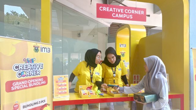 Fauzia, mahasiswa Fakultas MIPA Unhas saat melakukan pembelian paket IM3 di Creative Corner IM3, Kampus Unhas, Jalan Perintis Kemerdekaan, kemarin. (Dok. Chaerani/Republiknews.co.id)