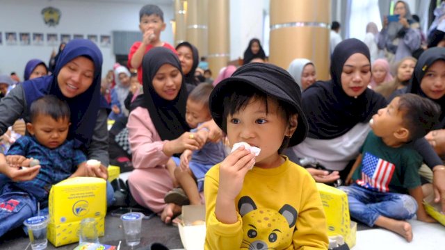Ratusan anak di Kabupaten Gowa saat mengikuti Gerakan Makan Telur sebagai upaya dalam mencegah stunting, di Baruga Karaeng Galesong, Kantor Bupati Gowa, Rabu (09/10/2024). (Dok. Humas Gowa)