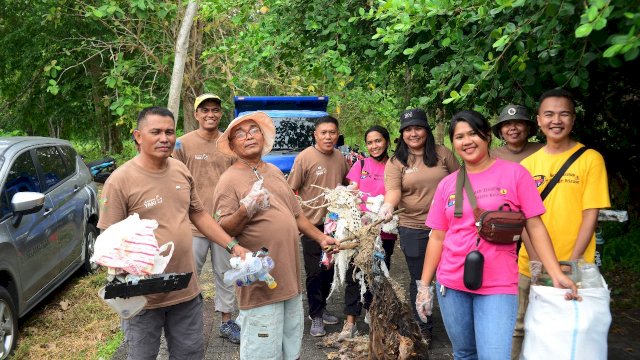 Melalui World Clean Up Day yang digagas PT PLN (Persero) menggalakkan aksi bersih-bersih di sekitar Taman Wisata Alam (TWA) Batu Putih, Bitung, Sulawesi Utara. (Dok. Humas PLN UIP Sulawesi)