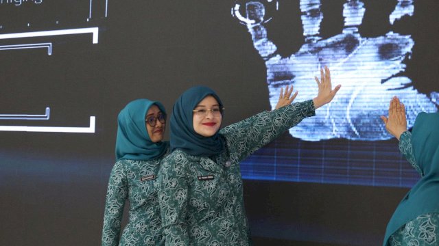 Ketua Tim Penggerak PKK Kabupaten Gowa Priska Paramita Adnan saat meresmikan secara serentak Rumah Dilan di 18 kecamatan yang dipusatkan di Baruga Tinggimae, Rumah Jabatan Bupati Gowa, kemarin. (Dok. Humas Gowa)