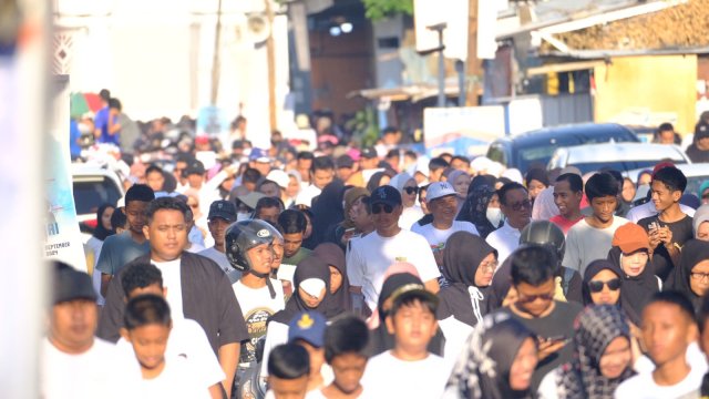 Masyarakat dan Pemerintah Kabupaten Gowa saat berpartisipasi dalam Gerak Jalan Santai HUT Sulsel Ke-355 yang juga mendapatkan Rekor MURI, di Jalan Masjid Raya, Sungguminasa, Minggu (13/10/2024). (Dok. Humas Gowa)