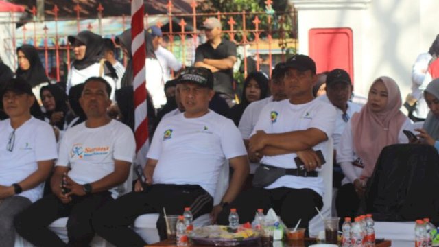 Pj Bupati Jeneponto, Junaedi Bakri bersama para peserta jalan santai dan Car Free Day. (Foto: Istimewa)