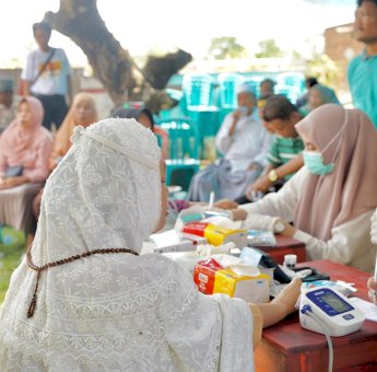 Andi Ina Kartika Sari dan Alumni Smansa Beri Layanan Kesehatan Gratis di Tanete Rilau