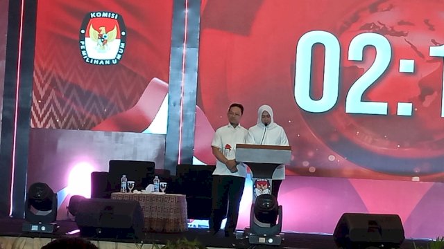 Calon Wakil Bupati Gowa Nomor Urut 1 Irmawati Haeruddin bersama Calon Bupati Gowa Amir Uskara (Aurama') saat memaparkan visi-misi dalam Debat Terbuka Antar Pasangan Calon Bupati dan Wakil Bupati Gowa Tahun 2024, di Sandeq Ballroom, Claro Hotel Makassar, Selasa, (15/10/2024). (Dok. Chaerani/Republiknews.co.id)