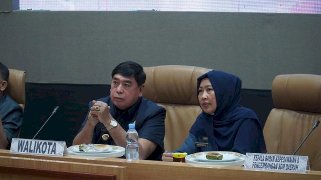 Ket : Pj Wali Kota Parepare, Abdul Hayat Gani bersama Kepala BKPSDMD Parepare, Adriani Idrus (Humas Pemkot Parepare)