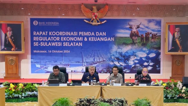 Kepala OJK Sulselbar Darwisman (kiri) saat menghadiri Rapat Koordinasi Bank Indonesia Sulsel bersama pemerintah daerah Se-Sulawesi Selatan, hingga stakeholder, di Ruang Baruga Phinisi, Kantor BI Sulsel, kemarin. (Dok. Humas BI Sulsel)