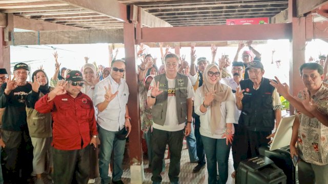 Ket : Andi Ina dan Abustam saat bertemu warga Pulau Panikiang