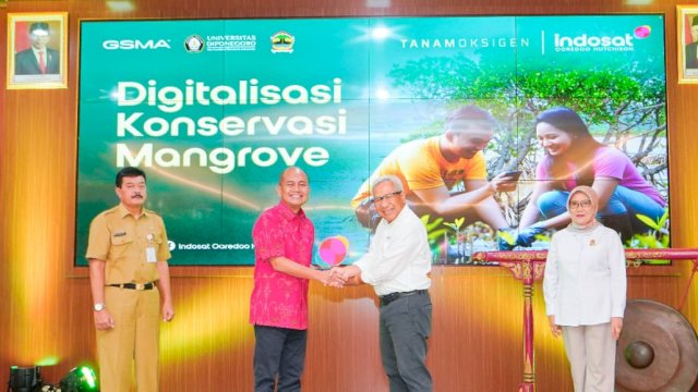 Director & Chief Business Officer Indosat Ooredoo Hutchison Muhammad Buldansyah (kedua kanan) saat menghadiri Digitalisasi Konservasi Mangrove, di Jakarta, Jumat, (18/10/2024). (Dok. Indosat Ooredoo Hutchison)