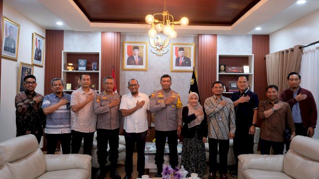 Jajaran manajemen PLN se-Regional Makassar saat melakukan silaturahmi dengan Kapolda Sulawesi Selatan Irjen Pol. Yudhiawan, di Ruang Kerja Kapolda Sulsel, di Mako Polda Sulsel, Jalan Perintis Kemerdekaan, kemarin. (Dok. Humas PLN UIP Sulawesi)