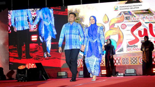 Bupati Gowa Adnan Purichta Ichsan bersama Ketua TP PKK Kabupaten Gowa Priska Paramita Adnan saat mengisi Fashion Show VIP Hari Jadi Sulsel Ke-355 Tahum, I Anjungan City of Makassar, kemarin. (Dok. Humas Gowa)