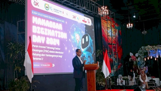 Kepala Eksekutif Pengawas Inovasi Teknologi Sektor Keuangan, Aset Keuangan Digital, dan Aset Kripto OJK Hasan Fawzi saat memberikan Kuliah Umum pada Digination OJK, di Kampus Universitas Islam Makassar, Jumat, (18/10/2024). (Dok. Chaerani/Republiknews.co.id)