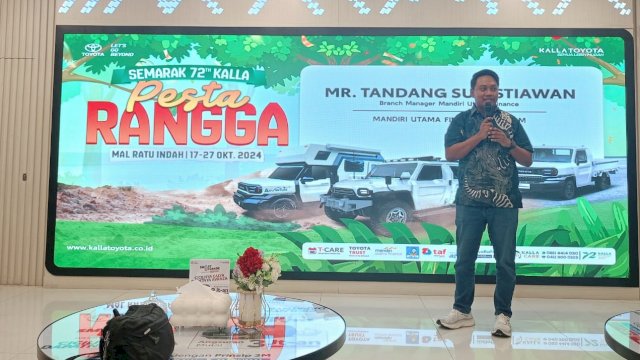 Branch Manager Mandiri Utama Finance (MUF) Tandang Sugistiawan saat memaparkan penawaran progam MUF, di Prescon Pesta Rangga Semarak 72 Tahun, di Toyota Outlet Mall Ratu Indah, kemarin. (Chaerani/Republiknews.co.id)