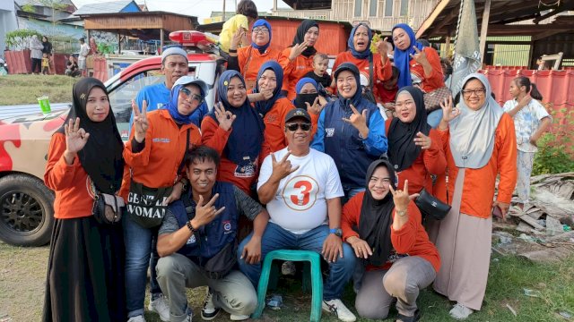 Ket : Emak-emak TKBM Berjuang untuk Kemenangan TSM-MO 