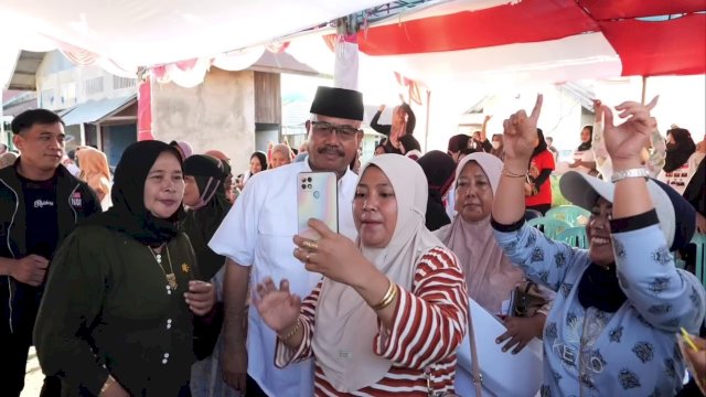 Calon Bupati Kukar Edi Damansyah, saat mendatangi warga Kutai Lama. (Istimewa)