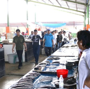 Andi Nurhaldin Blusukan di Pasar Sumpang